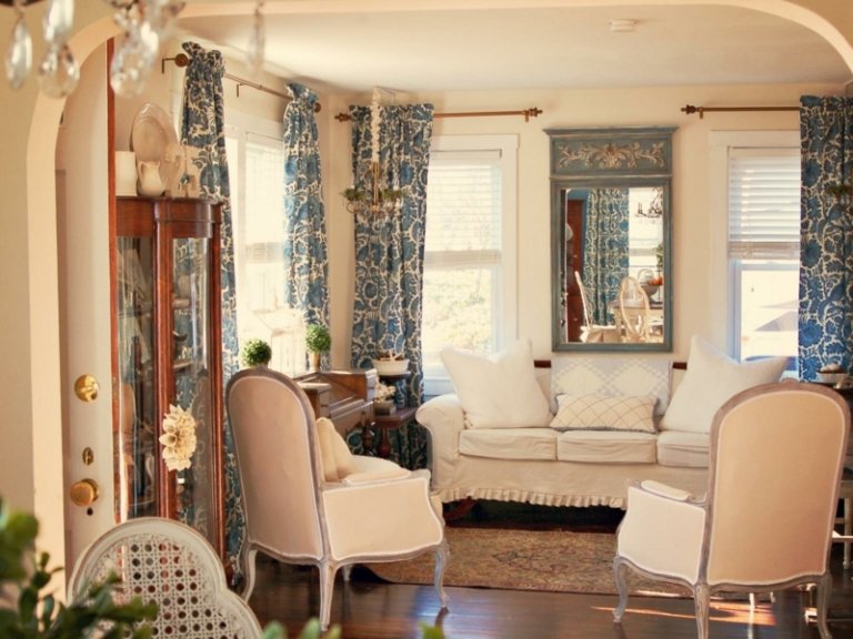 landhausstil franzoesischer beige gestaltung kontrast vorhaenge blau vintage moebel