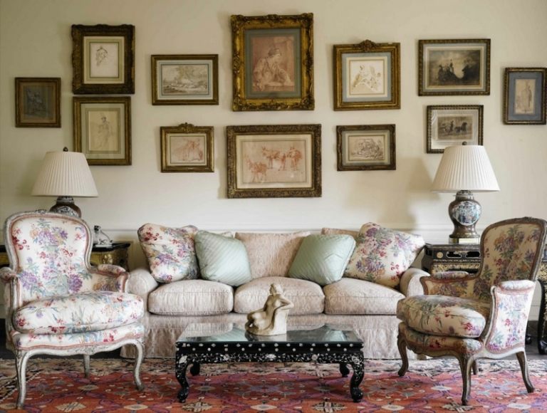 landhausstil franzoesischer vintage antik moebel wohnzimmer stuehle wandbilder