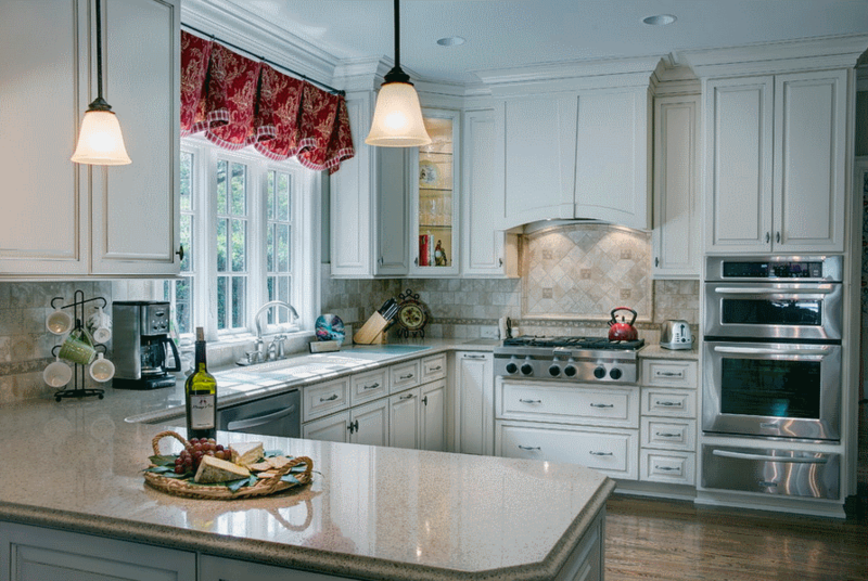 landhausstil küche elegant design weiss rot gardinearbeitsplatte hochglanz stein
