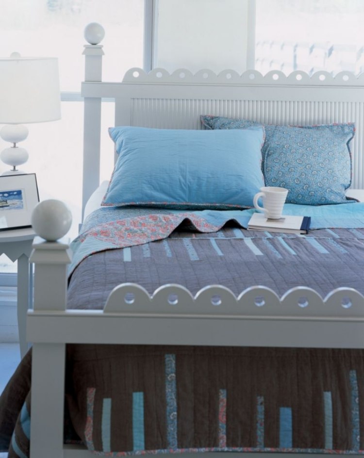 landhausstil-schlafzimmer-weiss-ideen-blau-patchwork-decke-bett-dekoriert