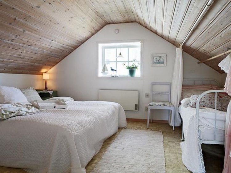 landhausstil-schlafzimmer-weiss-ideen-dachschraege-holzdecke-doppelbett-einzelbett
