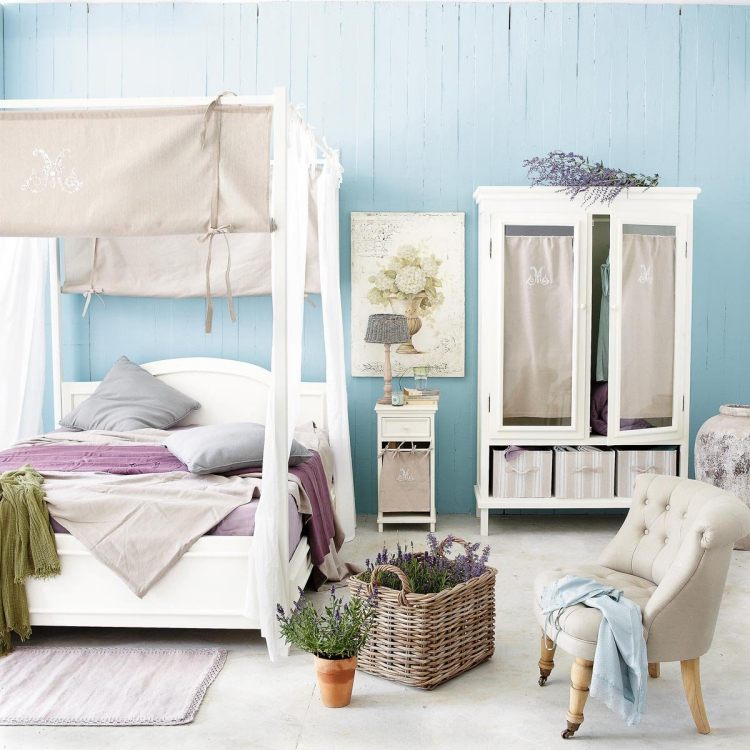 landhausstil-schlafzimmer-weiss-ideen-himmelbett-schrank-babyblau-wandfarbe-lavendel