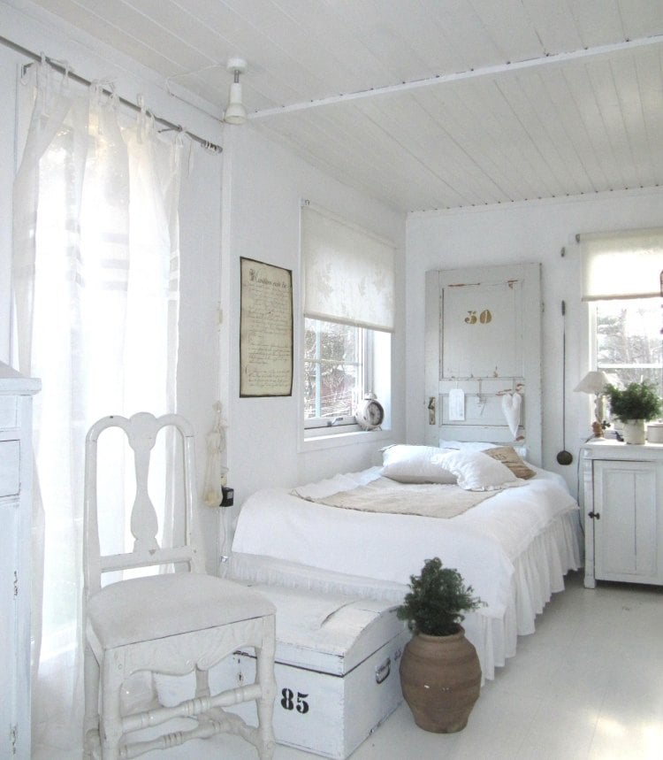 landhausstil-schlafzimmer-weiss-ideen-holzdecke-einzelbett stuhl-vase-kissen