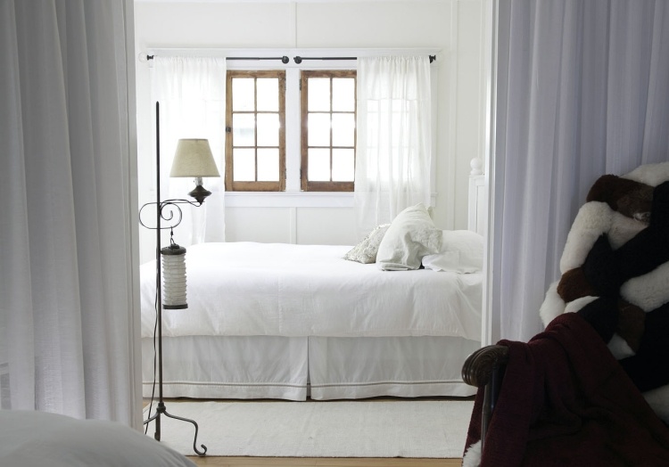 landhausstil-schlafzimmer-weiss-ideen-vintage-gardinen-fenster-sprossenfensterstehlampe