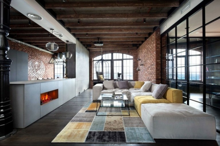 loft mit grauen möbeln modern hellgrau sofa patchwork teppich