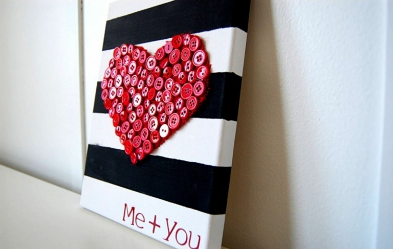 malen leinwand streifen schwarz idee herz knoepfe kleben valentinstag geschenk
