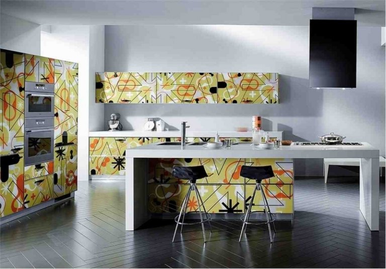moderne-kucheneinrichtungen-hi-tech-minimalistisch-farbig-kuechenfronten-hocker-einbaugeraete-grau-fussboden
