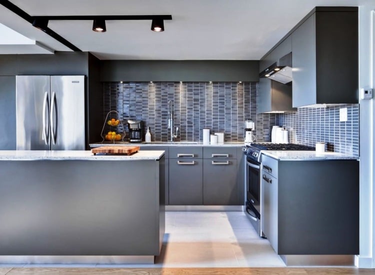 moderne-kucheneinrichtungen-hi-tech-minimalistisch-grau-kuechenwand-fliesen-spots-beleuchtung