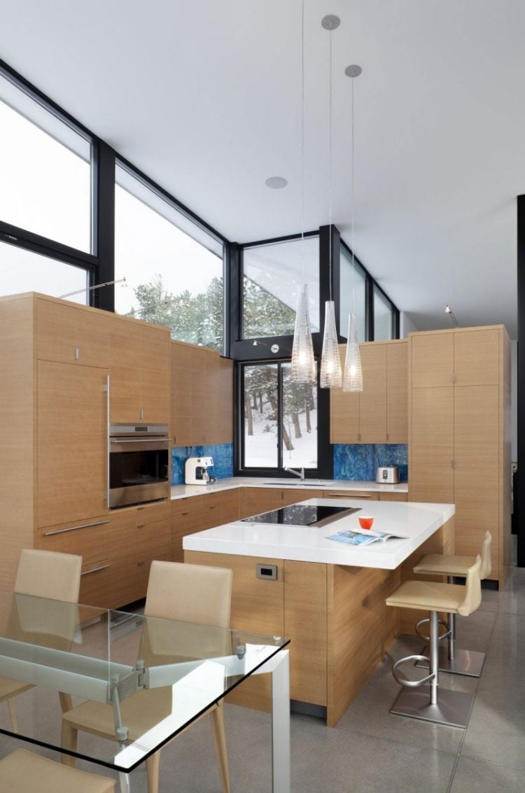moderne-kucheneinrichtungen-hi-tech-minimalistisch-holz-hell-grau-kuecheninsel-hocher-esstischm-glas