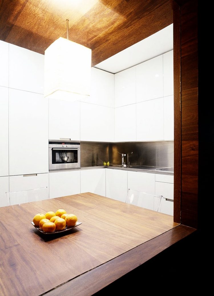moderne-kucheneinrichtungen-hi-tech-minimalistisch-holz-holzfurnier-weiss-pendelleuchte-wandverkleidung