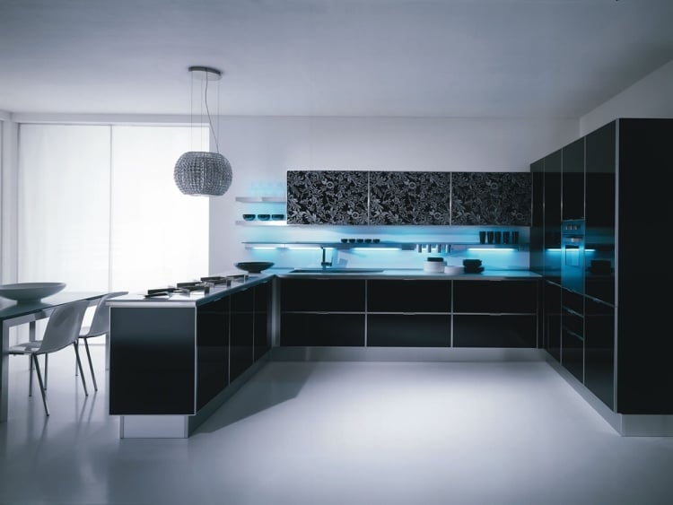 moderne-kucheneinrichtungen-hi-tech-minimalistisch-schwarz-hochglanz-indiderkte-beleuchtung-weiss