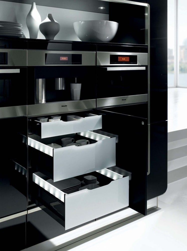 moderne-kucheneinrichtungen-hi-tech-minimalistisch-schwarz-technologie-kuechengeraete-edelstahl