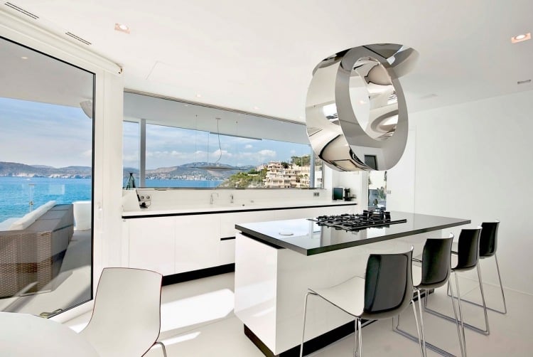 moderne-kucheneinrichtungen-hi-tech-minimalistisch-schwarz-weiss-panoramafenster
