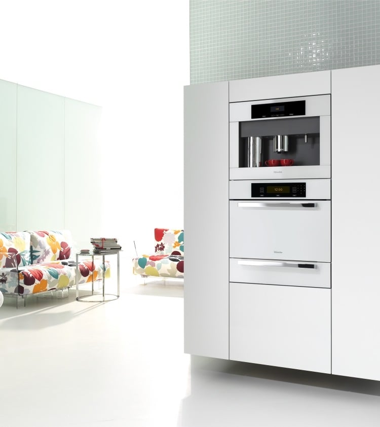 moderne-kucheneinrichtungen-hi-tech-minimalistisch-weiss-einbaugeraete-kuechengeraete-offen-couch