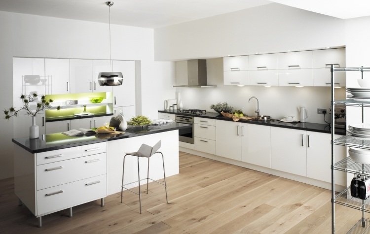 moderne-kucheneinrichtungen-hi-tech-minimalistisch-weiss-gross-simple-arbeitsplatte-schwarz