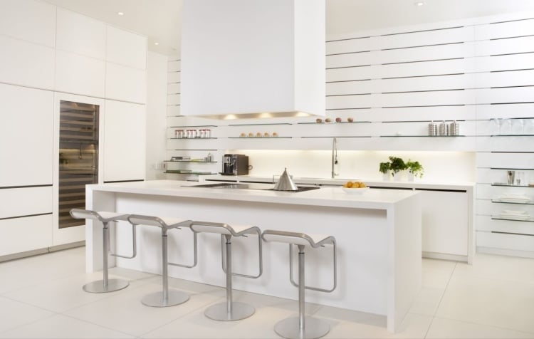 moderne-kucheneinrichtungen-hi-tech-minimalistisch-weiss-hocker-kuechentheke