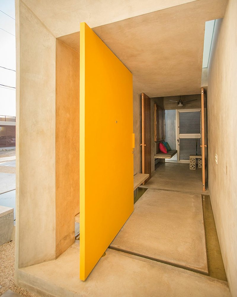 moderne moebel rustikalem interieur tuer gelb akzent beton stil