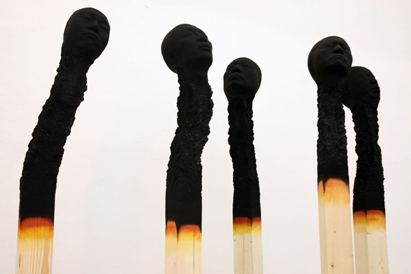 moderne-skulpturen-menschengesichter-matchstickmen-gebrannt-gesicht-holz-streichholz