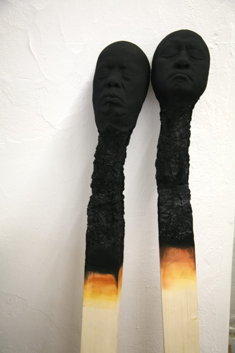 moderne-skulpturen-menschengesichter-matchstickmen-streichholz-kunstinstalation-menschlich-kunst