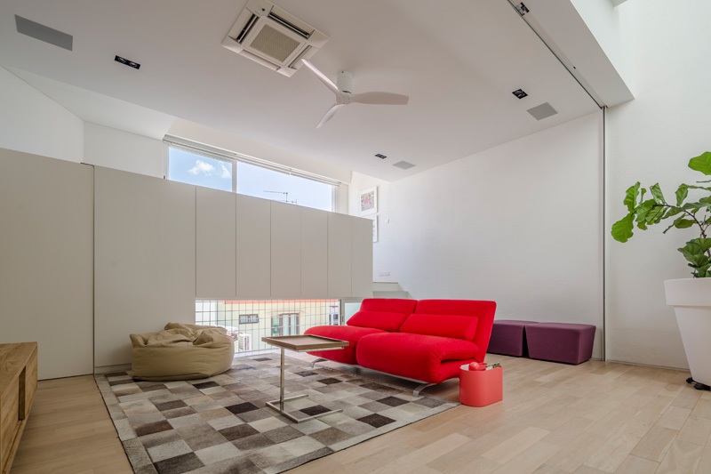 modernes-wohnen-offene-wohnraeumesichtschutz-paneele-couch-rot