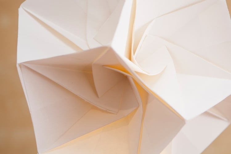 origami-lampe-diy-anleitung-detail-karton-weiss-falten-rose-fixieren