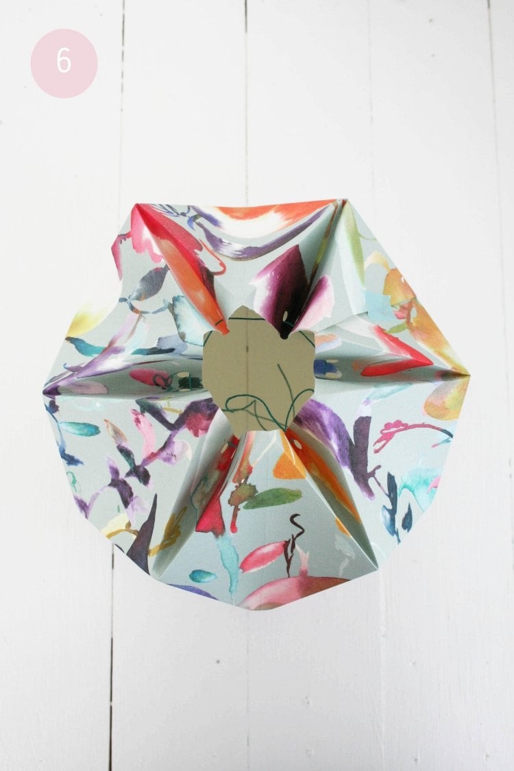 origami-lampe-diy-anleitung-falten-binden-papier-blumenmuster-schnur-befestigen