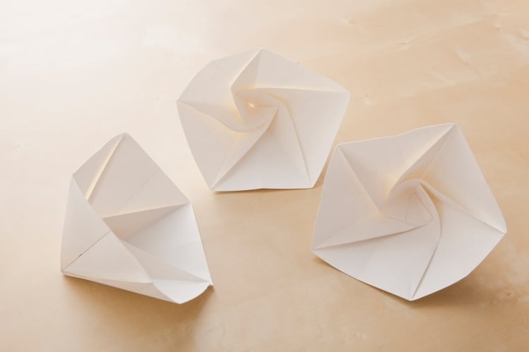 origami-lampe-diy-anleitung-karton-weiss-papier-falten-selber-machen
