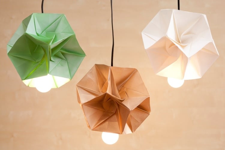 origami-lampe-diy-anleitung-lecuhten-penelleuchte-papier-karton-kabel-gluehbirne