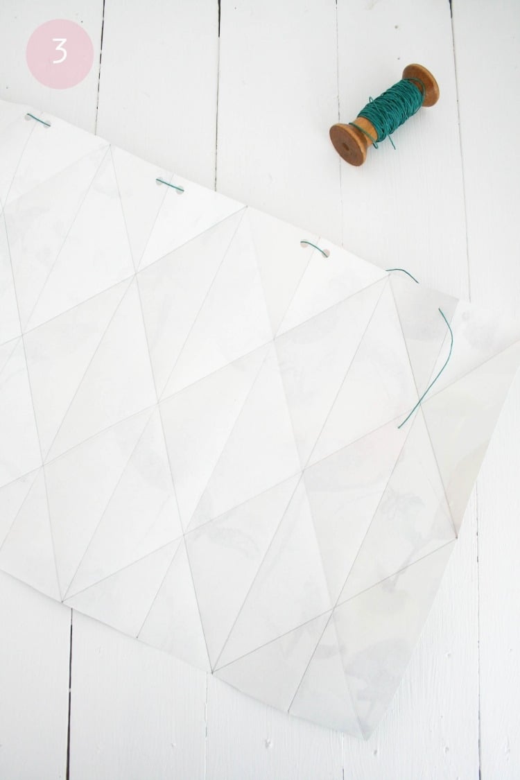 origami-lampe-diy-anleitung-papier-falten-faden-binden-weiss