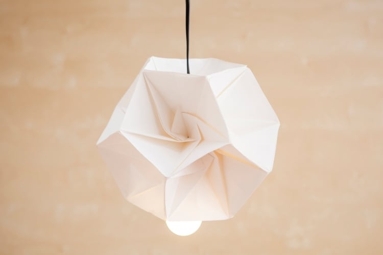 origami-lampe-diy-anleitung-weiss-pendelleuchte-kabel-schwarz