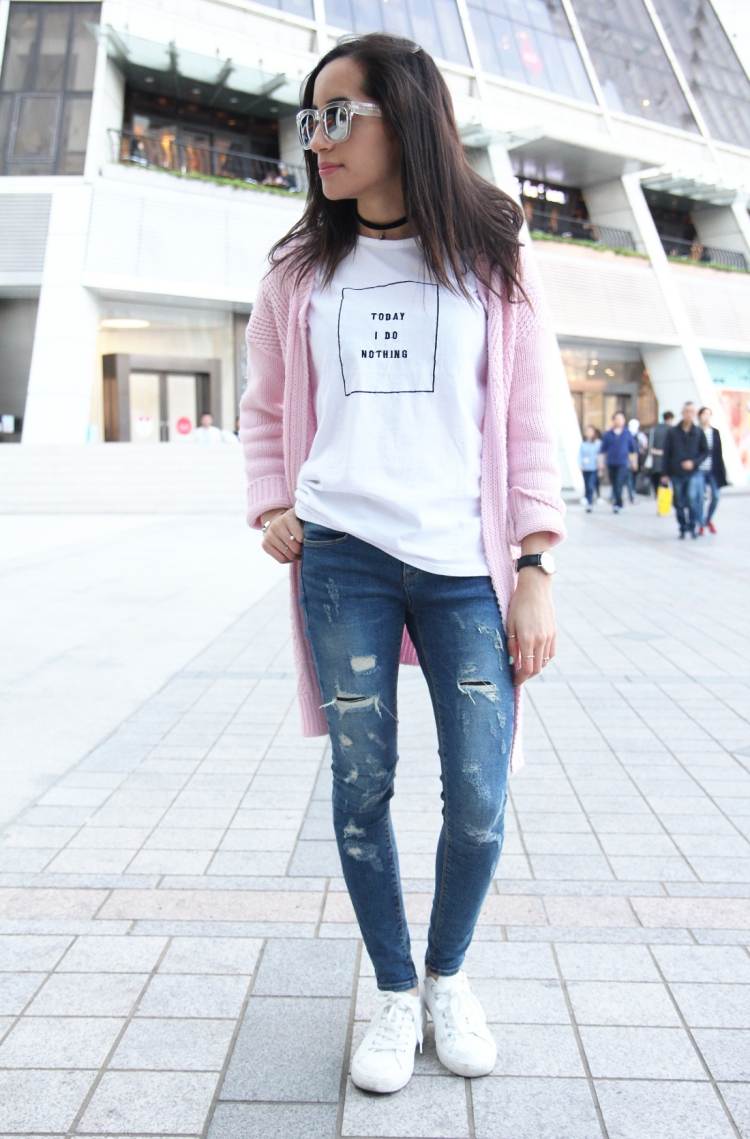 outfit-ideen-strickjacken-oversize-alltaeglich-tshirt-jeans-rosa-weiss-sonnenbrille