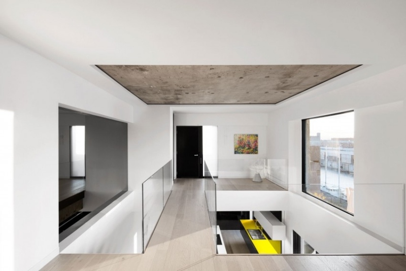 raumgestaltung-ideen-betondecke-etage-glasgelaender-minimalistisches-design-fenster-bild