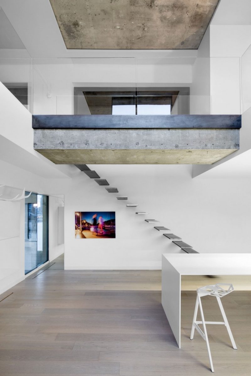 raumgestaltung-ideen-betondecke-etage-schwende-treppe-minimalistisches-design