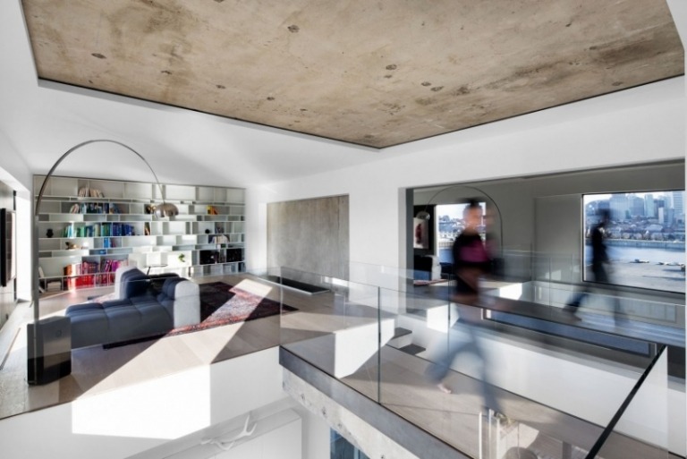 raumgestaltung-ideen-betondecke-fenster-gross-glas-gelaender-modern-minimalistisch-wohnzimmer