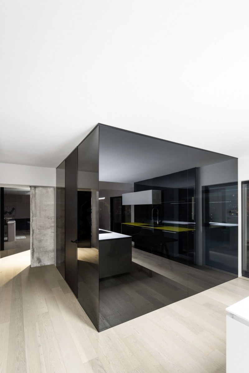 raumgestaltung-ideen-betondecke-interieur-schwarz-hochglanz-hell-minimalistisch