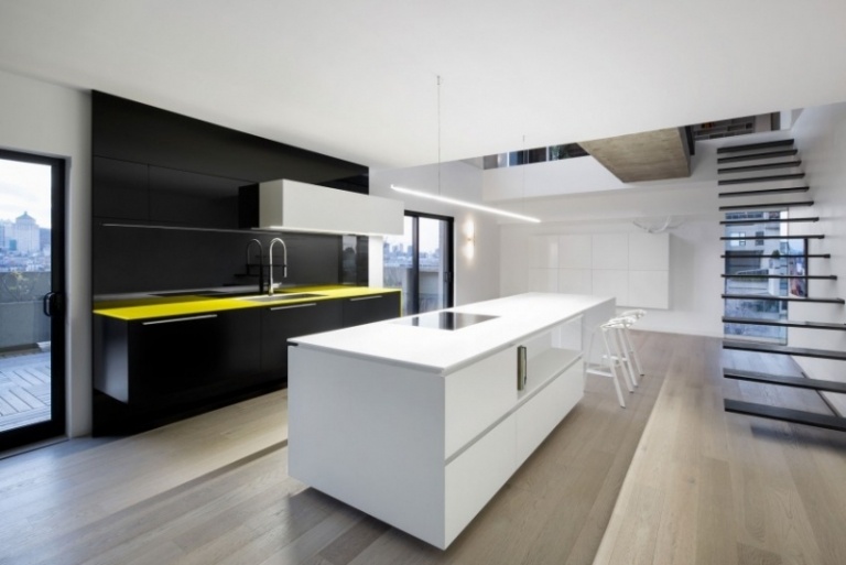 raumgestaltung-ideen-betondecke-kueche-kucheninsel-weiss-schwarz-hochglanz-minimalistisch-design