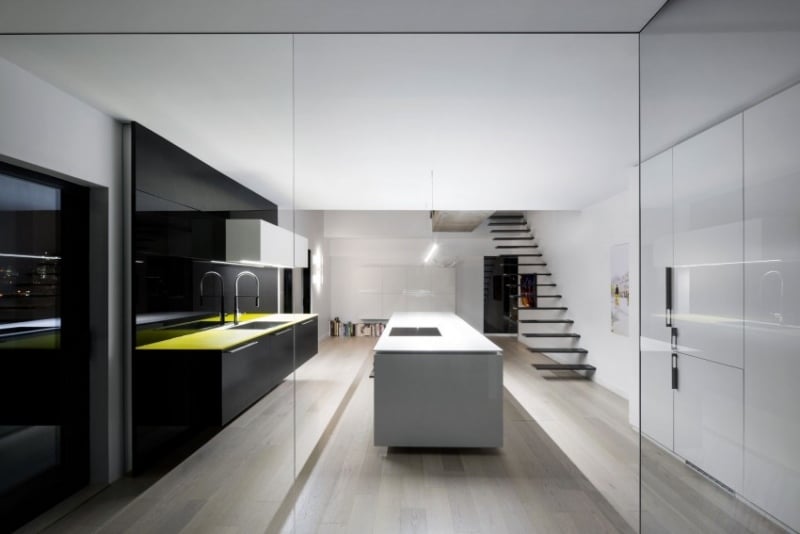 raumgestaltung-ideen-betondecke-minimalistisch-inteieur-design-verspiegelnd