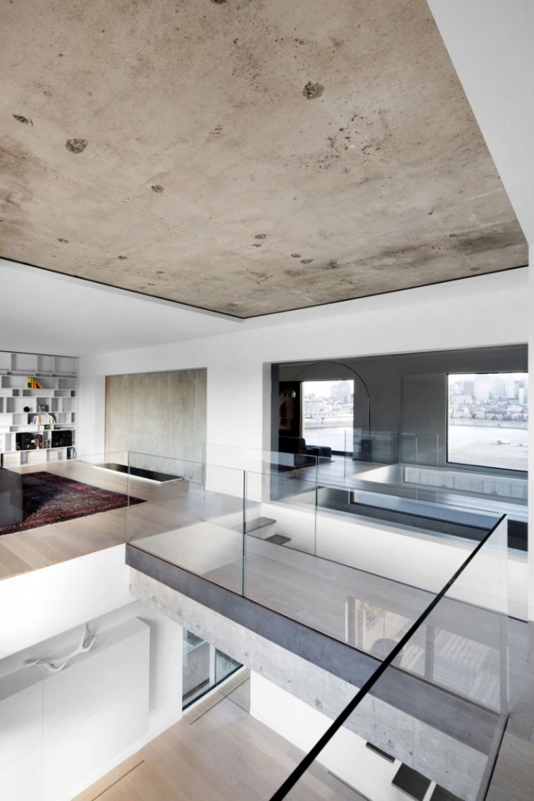 raumgestaltung-ideen-betondecke-modern-glas-gelaender-minimalistisch-design