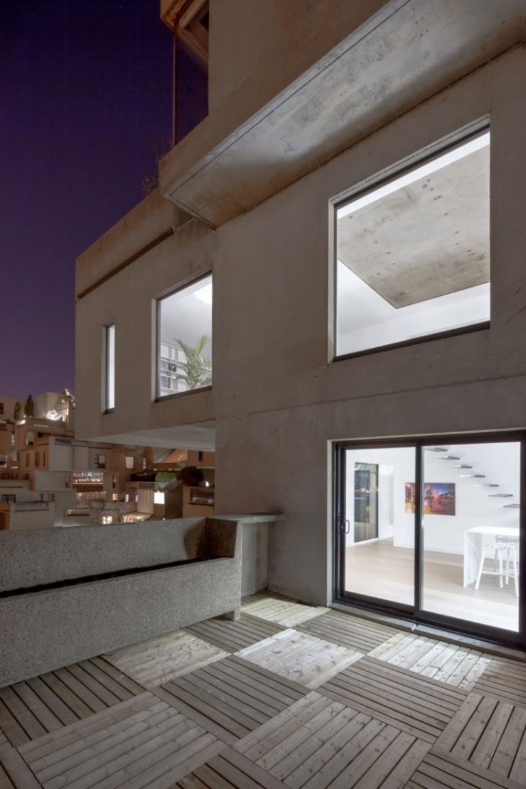 Ideen zur Raumgestaltung -betondecke-terrasse-holzfliesen-modern-weiss-grosse-fenster