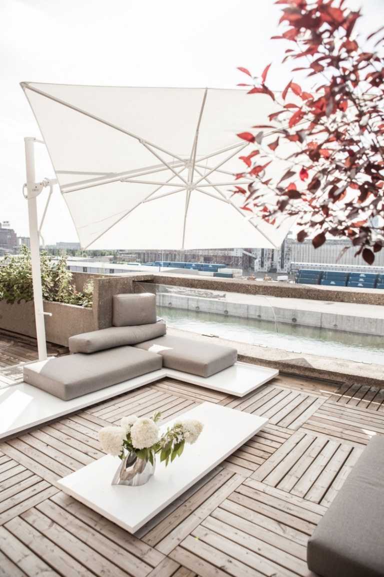 Ideen zur Raumgestaltung -betondecke-terrasse-sennenschirm-sitzkissen-holzfliesen