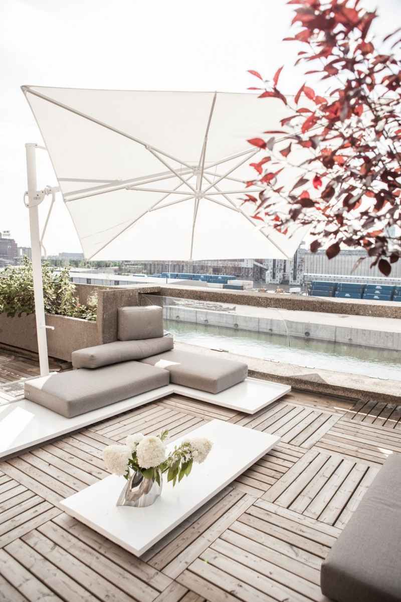 Ideen zur Raumgestaltung -betondecke-terrasse-sennenschirm-sitzkissen-holzfliesen