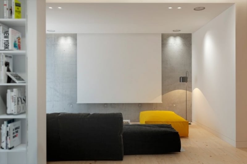 raumgestaltung-ideen-grau-farbige-akzente-wohnzimmer-sitzkissen-gelb-schwarz