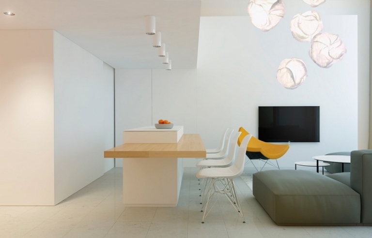 raumgestaltung-ideen-grau-gelb-sessel-wohnzimmer-esstisch-fernseher-pendelleuchten-papier
