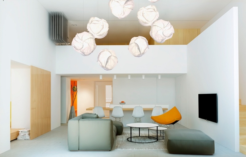 raumgestaltung-ideen-grau-gelb-wohnzimmer-sofa-pendelleuchten-designerleuchten