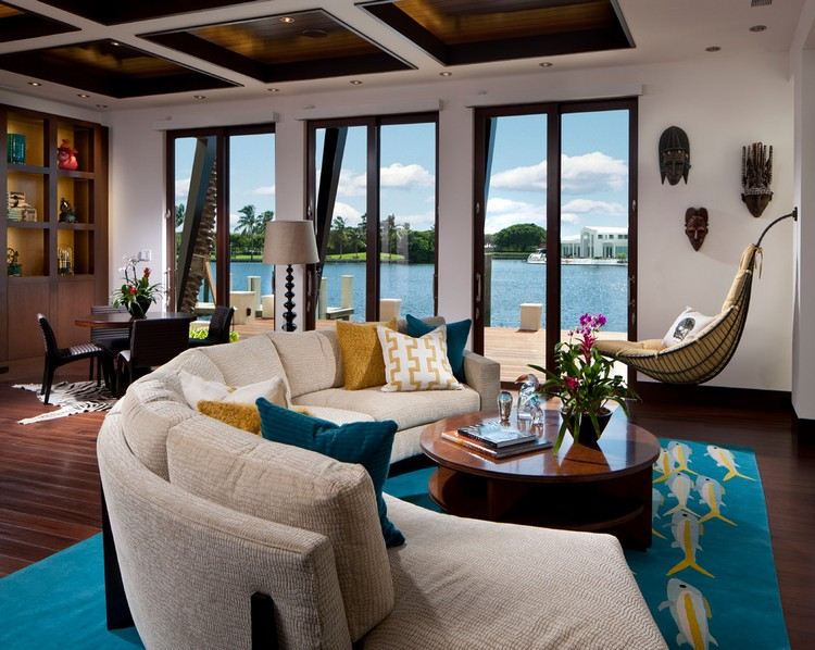 runde-sofas-modern-beige-blauer-teppich-runder-couchtisch-hangesessel-wand-befestigung