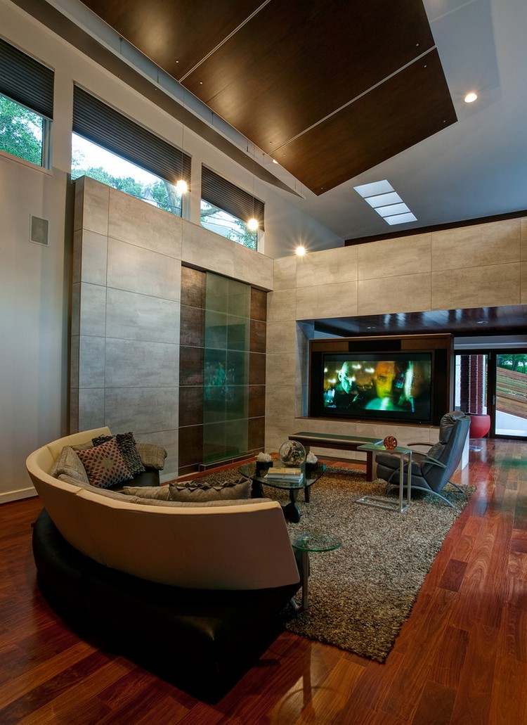 runde-sofas-modern-beige-shaggy-teppich-glas-beistelltische