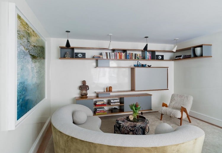 runde-sofas-modern-ecru-wohnwand-holz-graue-fronten