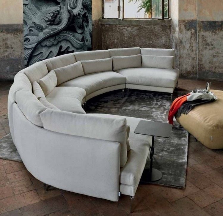 runde-sofas-modern-hellgrau-grauer-teppich-schwarzer-beistelltisch
