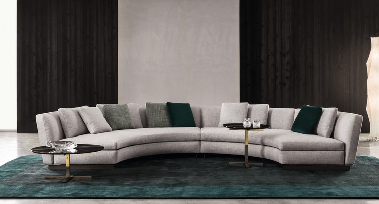 runde-sofas-modern-hellgraue-polsterung-smaragdgruener-teppich