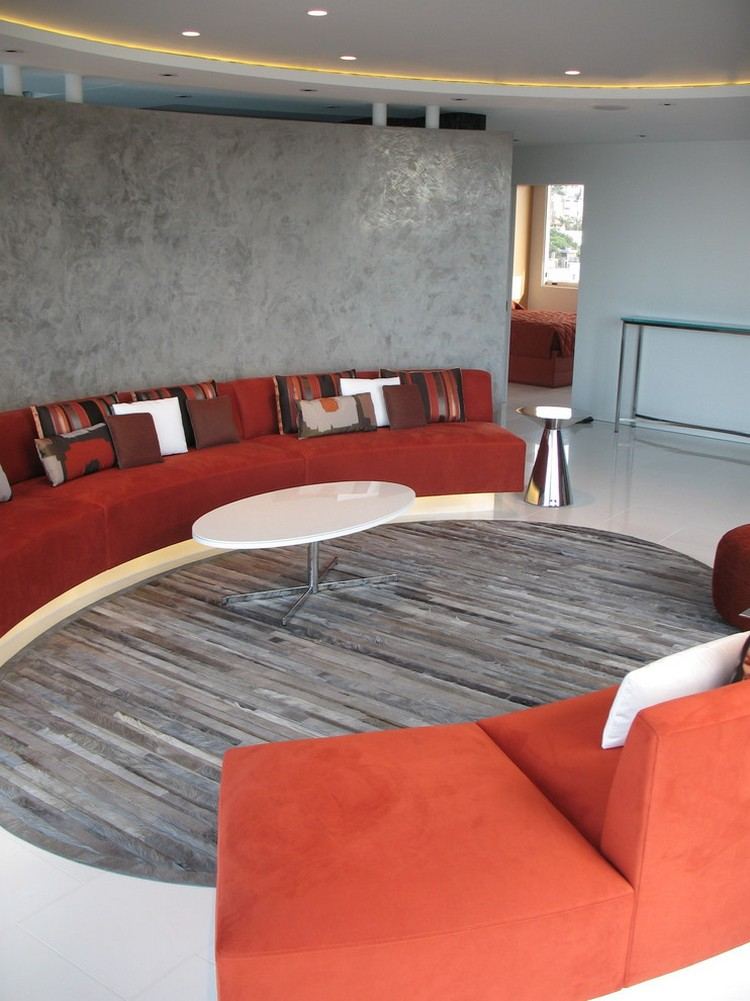 runde-sofas-modern-orange-ovaler-grauer-teppich-weisser-couchtisch